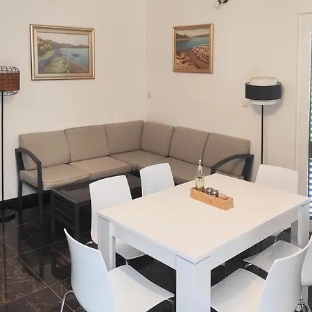 2 Bedroom In Okrug Gornji Apartman Trogir