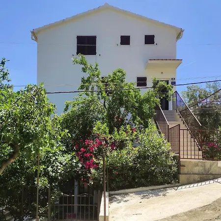 Apartman 2 Bedroom In Okrug Gornji