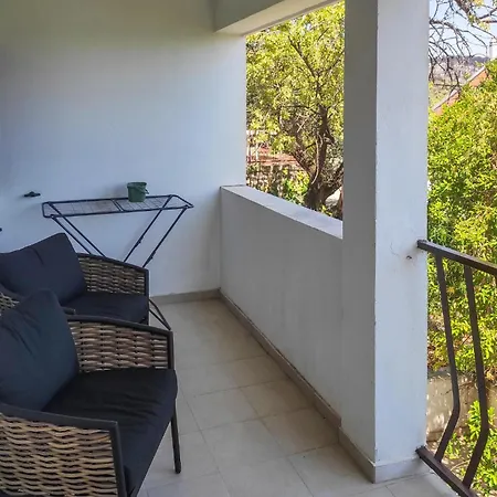 2 Bedroom In Okrug Gornji Apartman