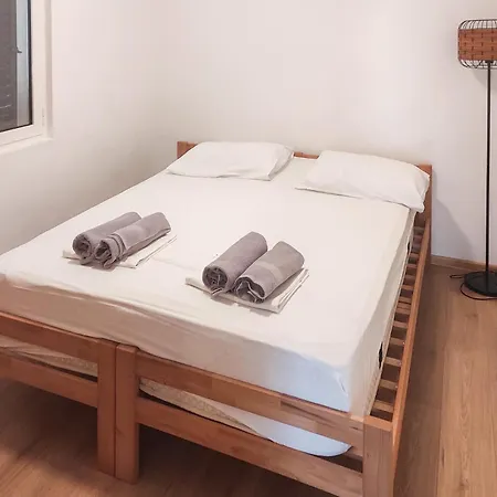 2 Bedroom In Okrug Gornji Apartman